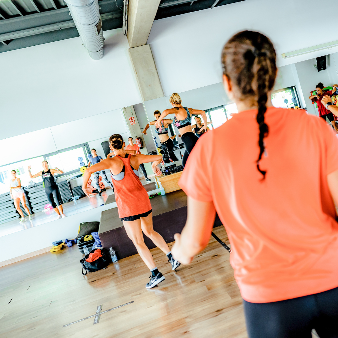 Clase dirigida de zumba en el gimnasio