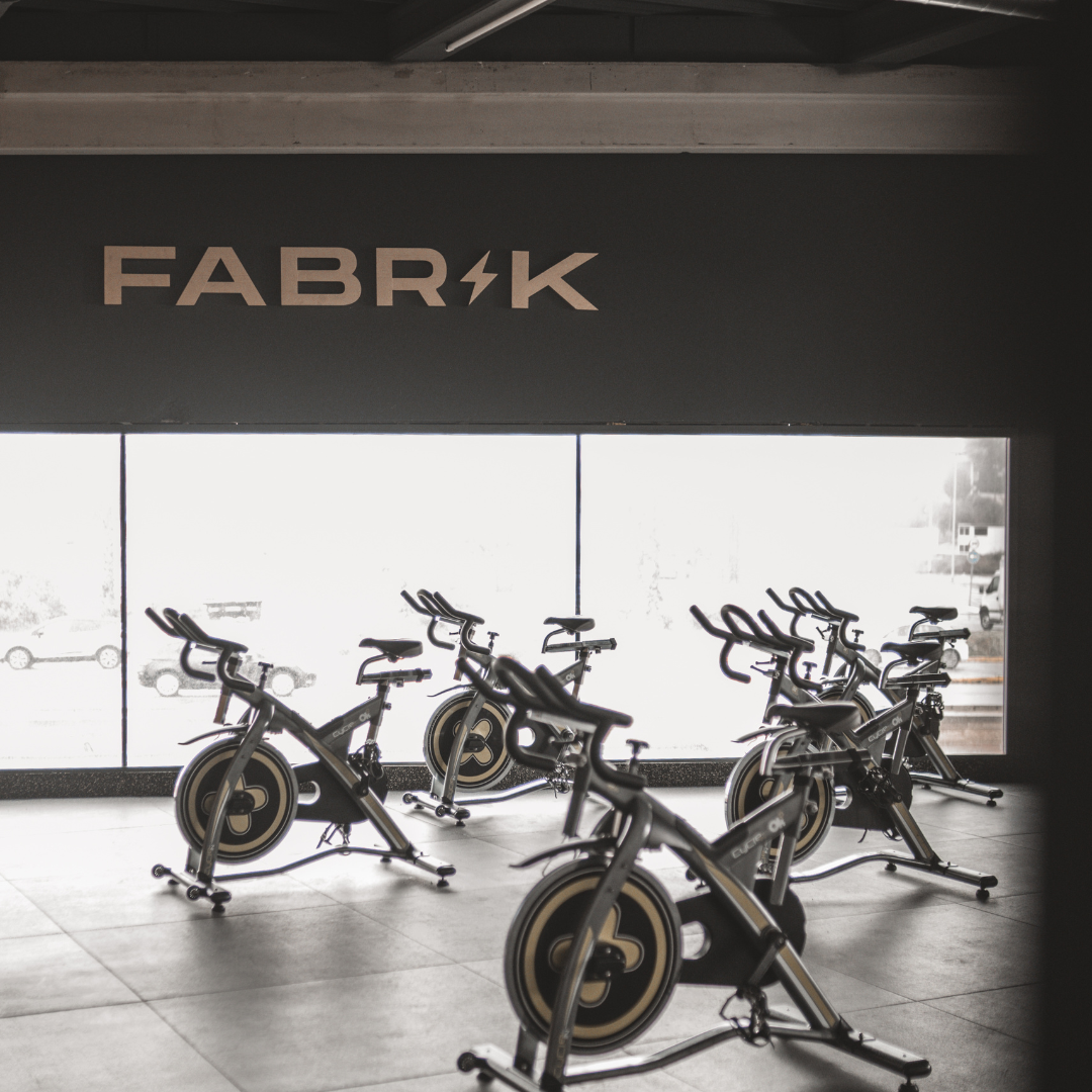 Sala de bicicletas para hacer cardio en Fabrik Fitness