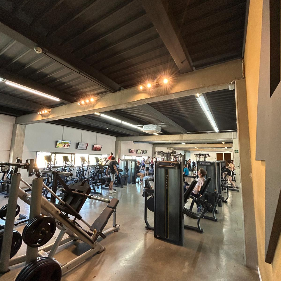 Sala de máquinas para entrenar todos los músculos del cuerpo en Fabrik Fitness