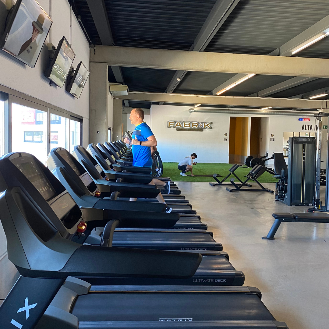 Cintas para correr en la sala de cardio de Fabrik Fitness